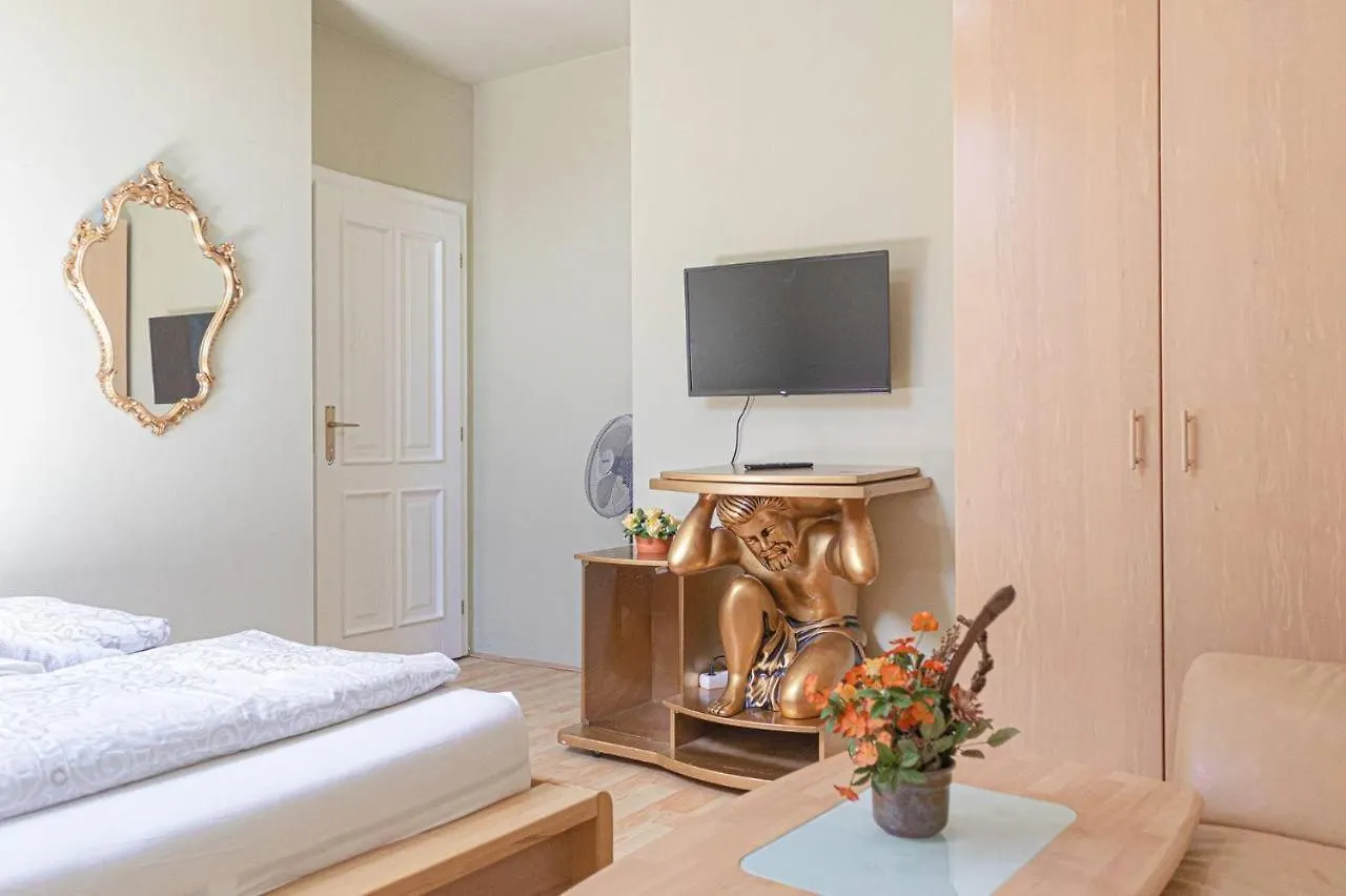 Triple Room In An Elegant House Gd ウィーン 0*,